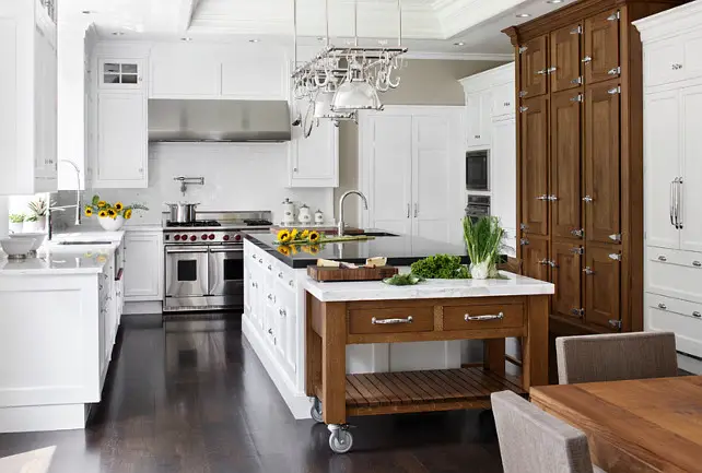 Beautiful and luxurios kitchen by Dalia Kitchen Design.