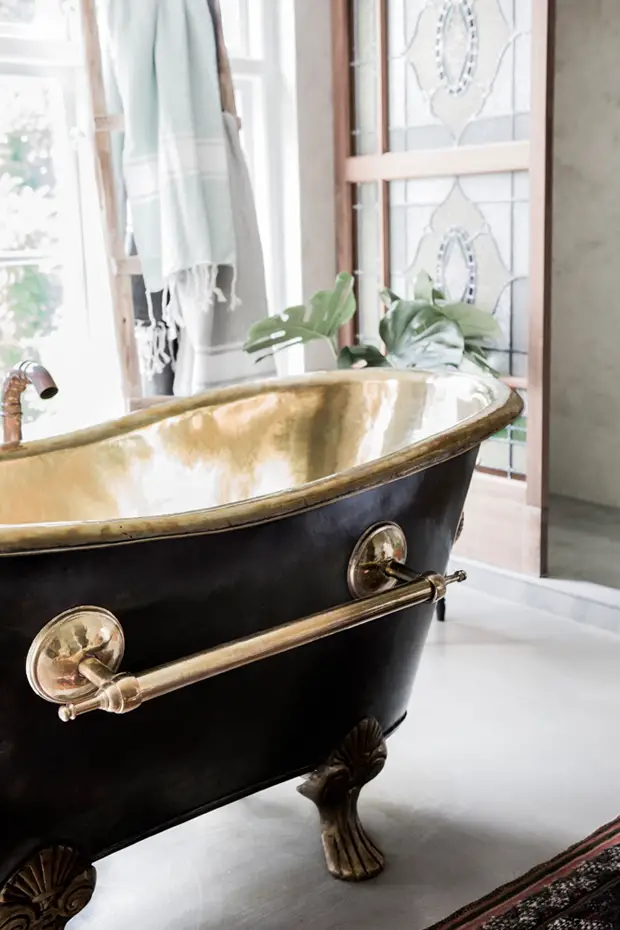 Black and Gold color bath tube