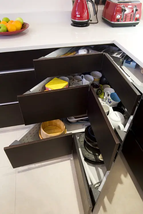 Hơn 30 Ý tưởng Tổ chức và Lưu trữ Nhà bếp Tự làm của Genius, Khai thác tối đa khả năng lưu trữ trong nhà bếp của bạn với những chiếc tủ hình chữ v được thiết kế đặc biệt này