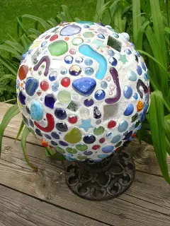 DIY Mosaic Gazing Ball