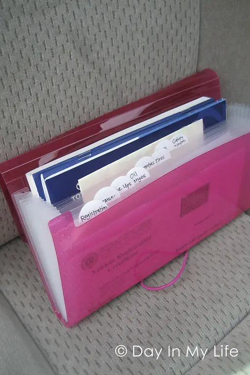 10+ Genius Paper Clutter Organization Hacks to Get Rid of Paper Clutter, Use an Expanding File Folder